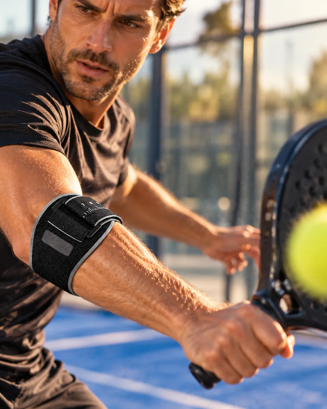 Joueur de padel avec la coudière Vamos Strap
