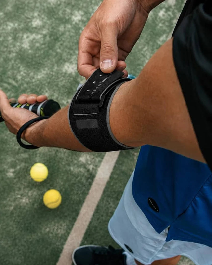 Joueur de padel loisir avec la coudière Vamos Strap