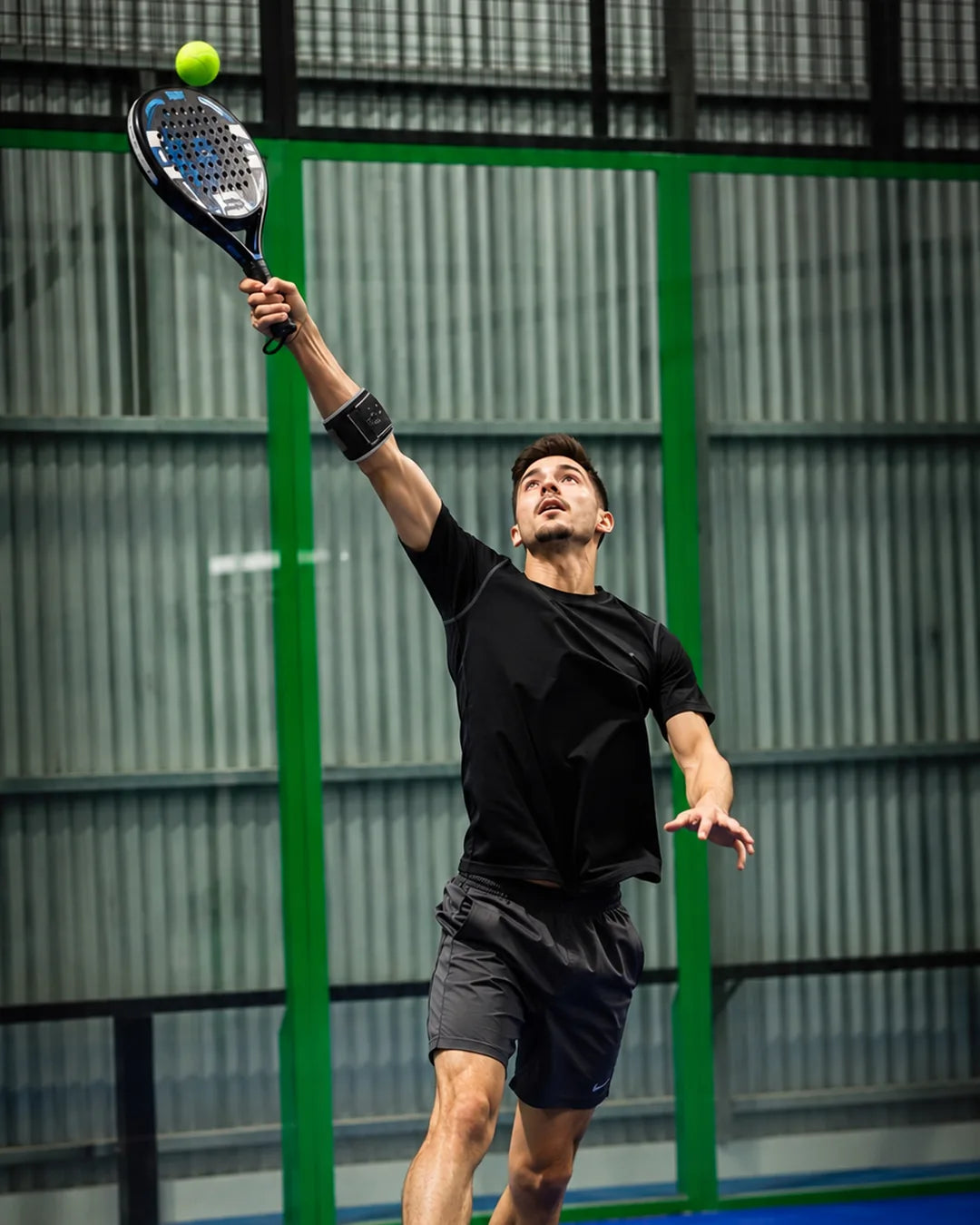 Joueur de padel en compétition avec la coudière Vamos Strap