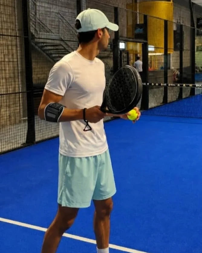 Joueur de padel régulier avec la coudière Vamos Strap