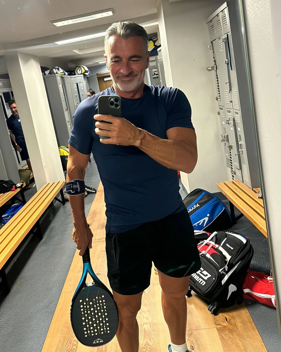 Joueur de padel qui reprend avec la coudière Vamos Strap